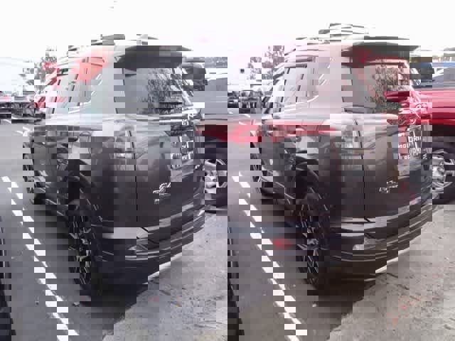 Used 2018 Toyota RAV4 SE image 6