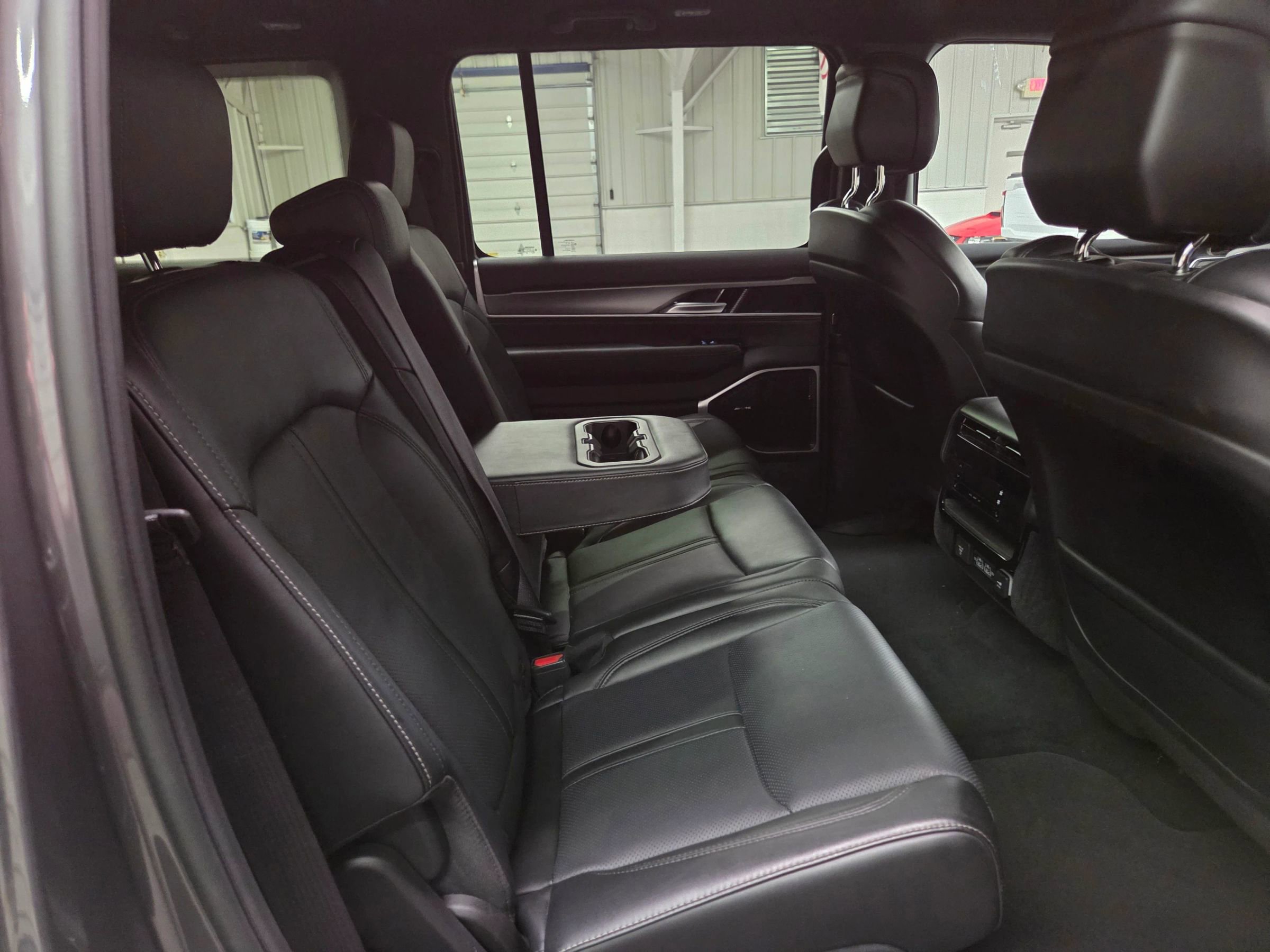 Used 2025 Jeep Wagoneer L Series II w/ 8-pass Seating Package AWD/4WD image 33