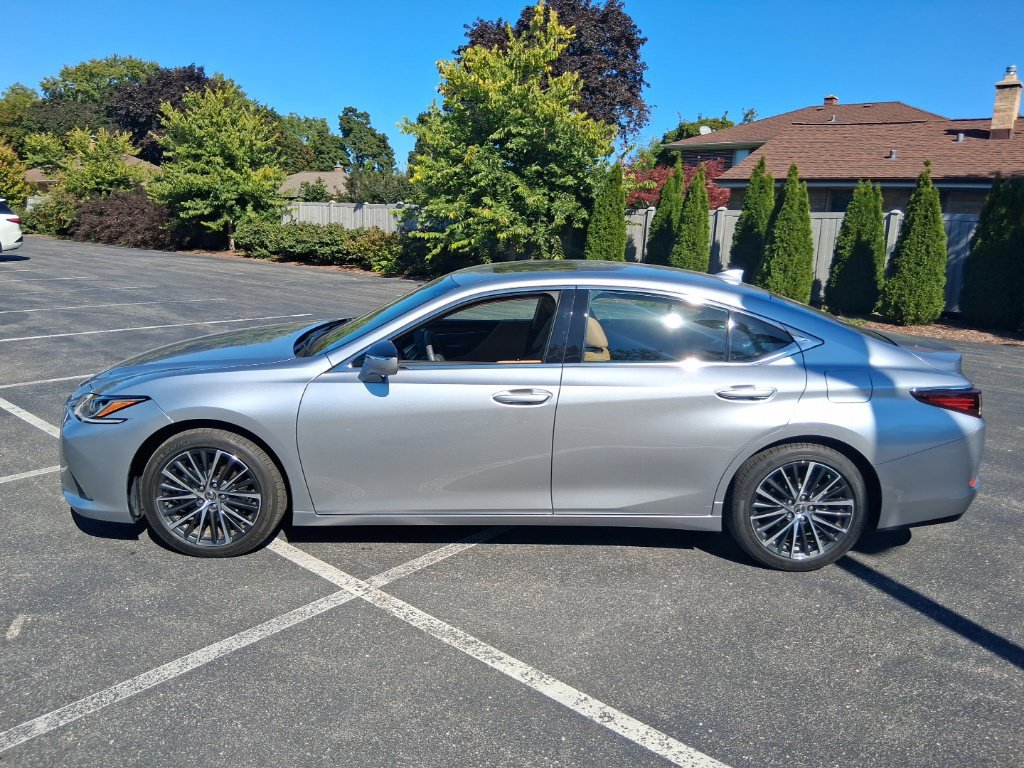 Used 2024 Lexus ES 350 w/ Premium Package FWD image 2