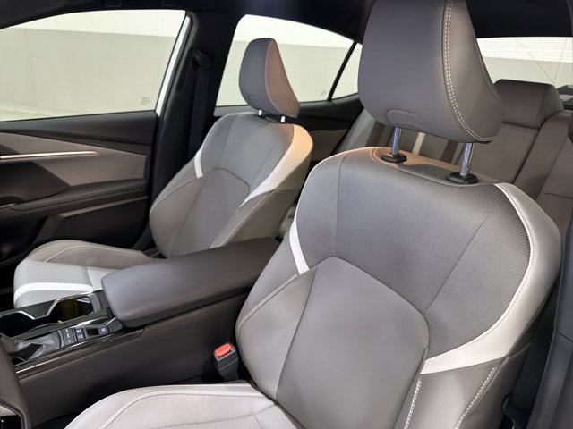 Used 2025 Toyota Camry SE w/ Convenience Package FWD image 5