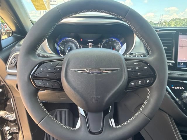 Used 2025 Chrysler Pacifica Limited w/ Uconnect Theater Family Group FWD image 17