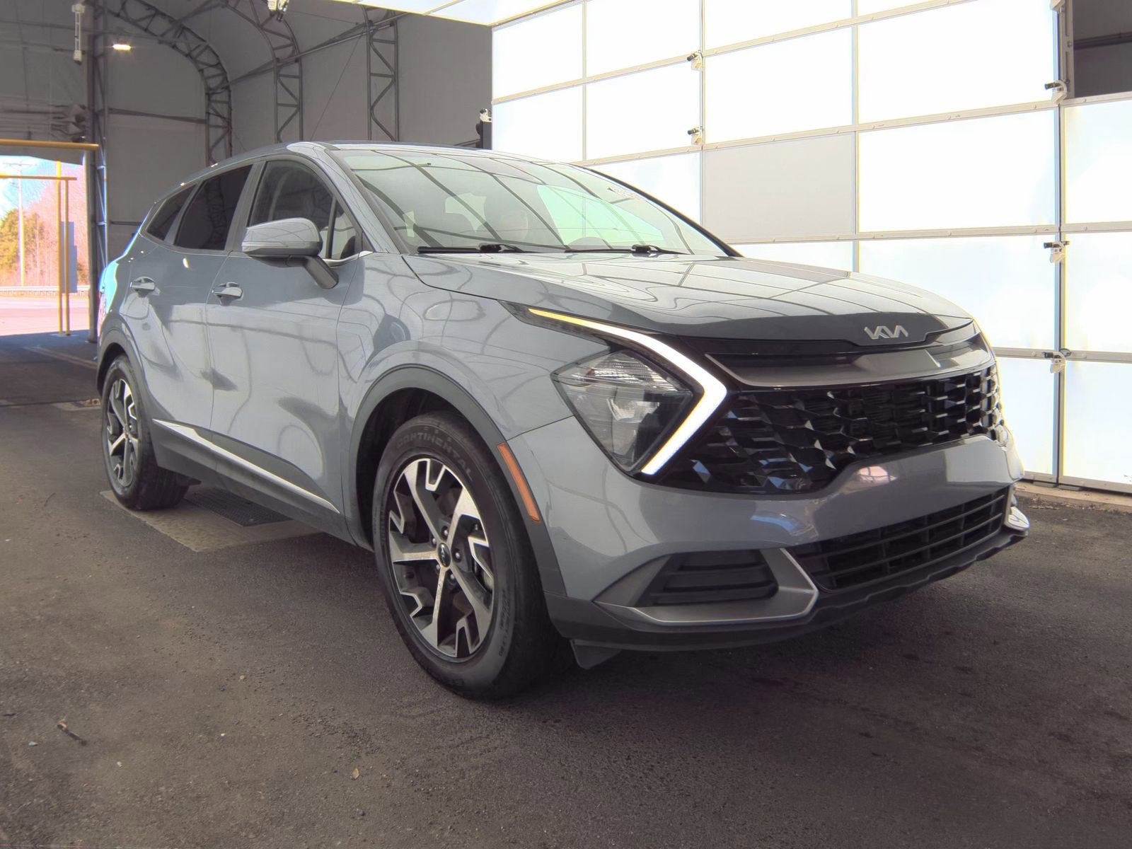 Used 2023 Kia Sportage EX image 2