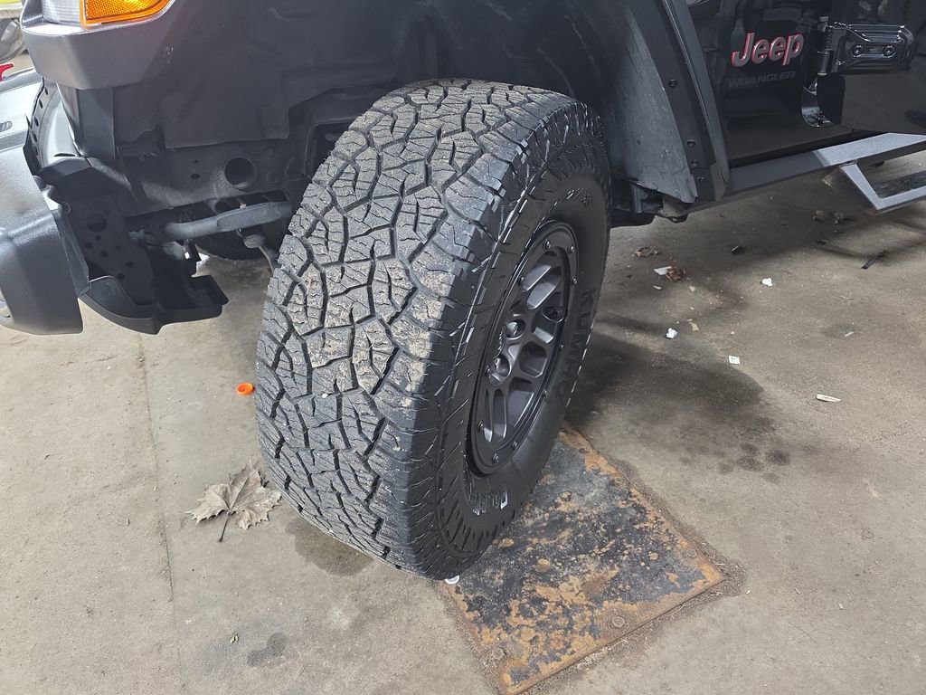 Used 2023 Jeep Wrangler Unlimited Rubicon w/ Xtreme Recon 35" Tire Package AWD/4WD image 29