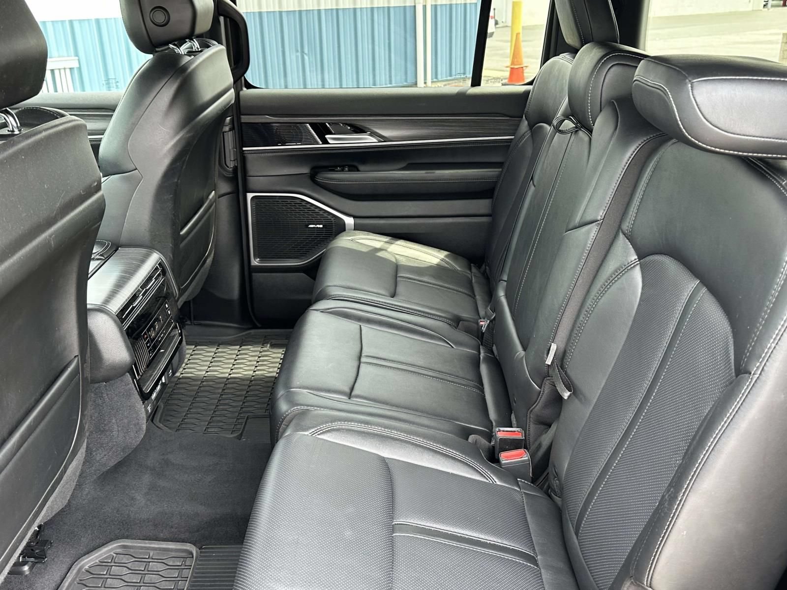 Used 2023 Jeep Wagoneer Series III w/ Preferred Equipment Group AWD/4WD image 12