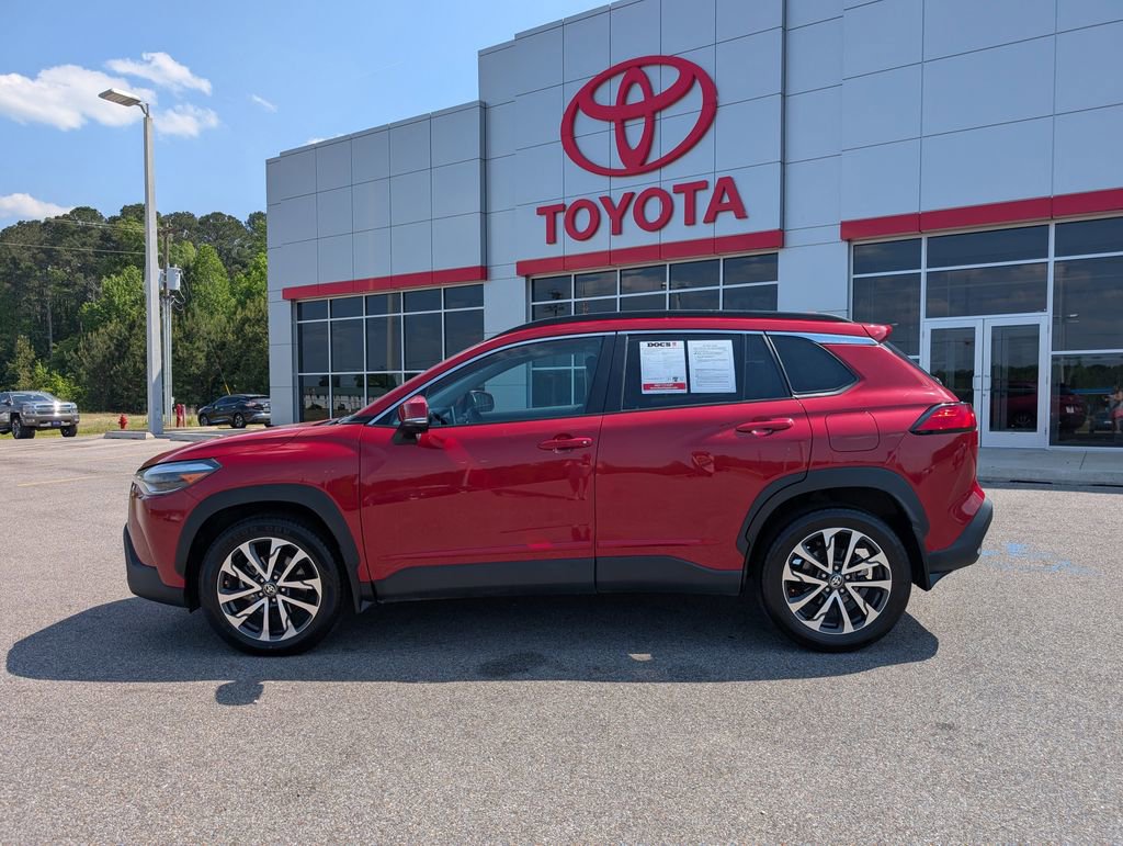 Used 2022 Toyota Corolla Cross XLE w/ Convenience Package FWD image 2