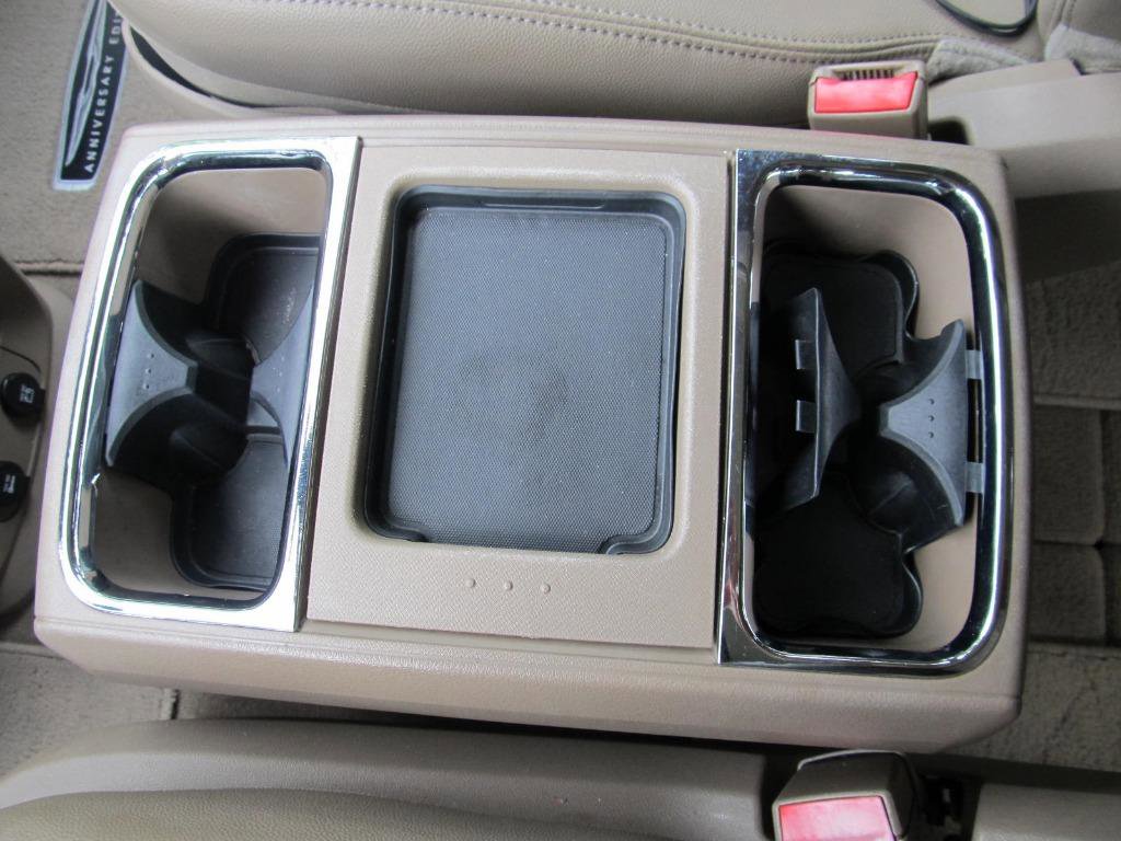 Used 2016 Chrysler Town & Country Touring-L image 62