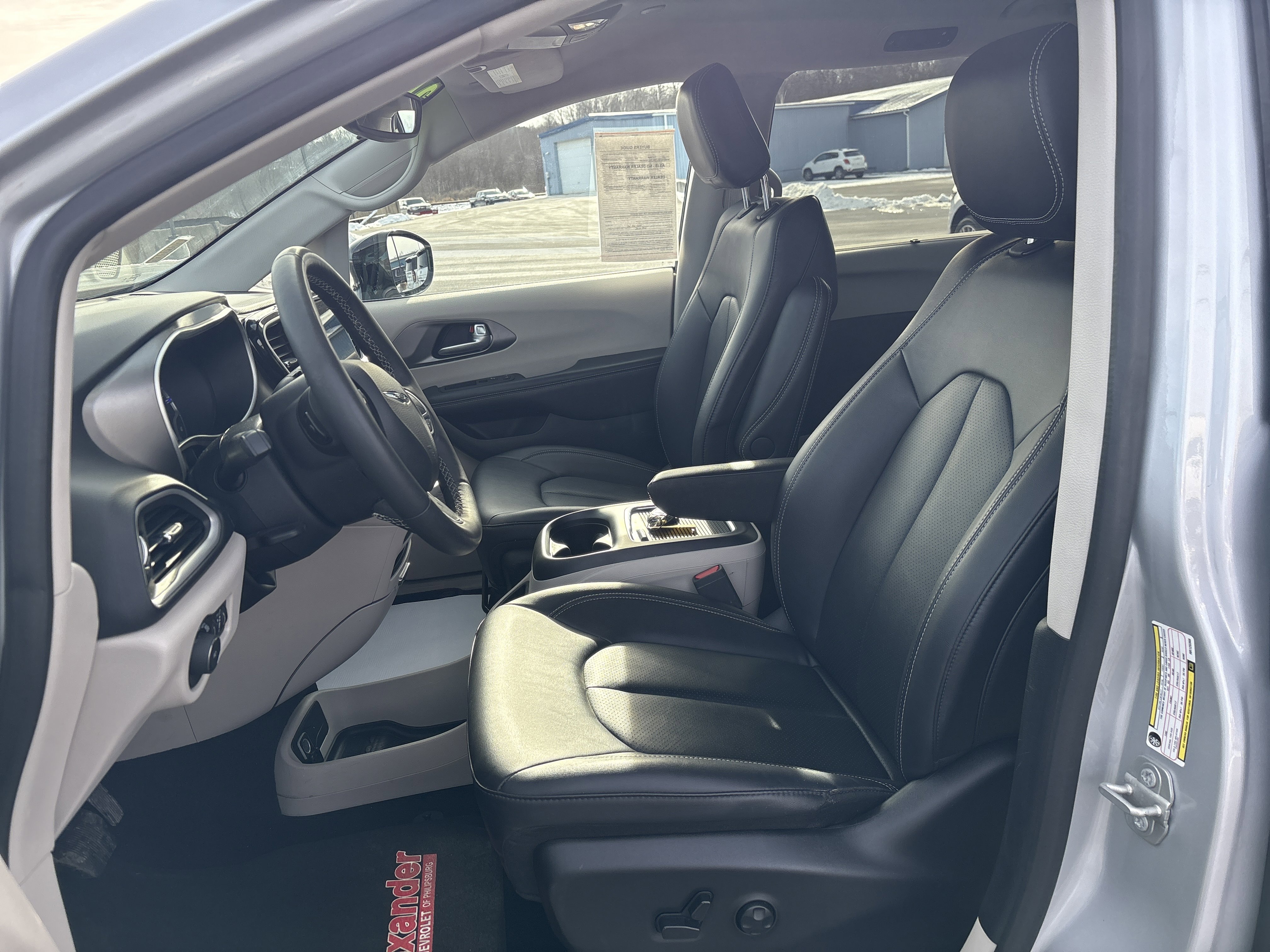 Used 2024 Chrysler Pacifica Touring-L image 12