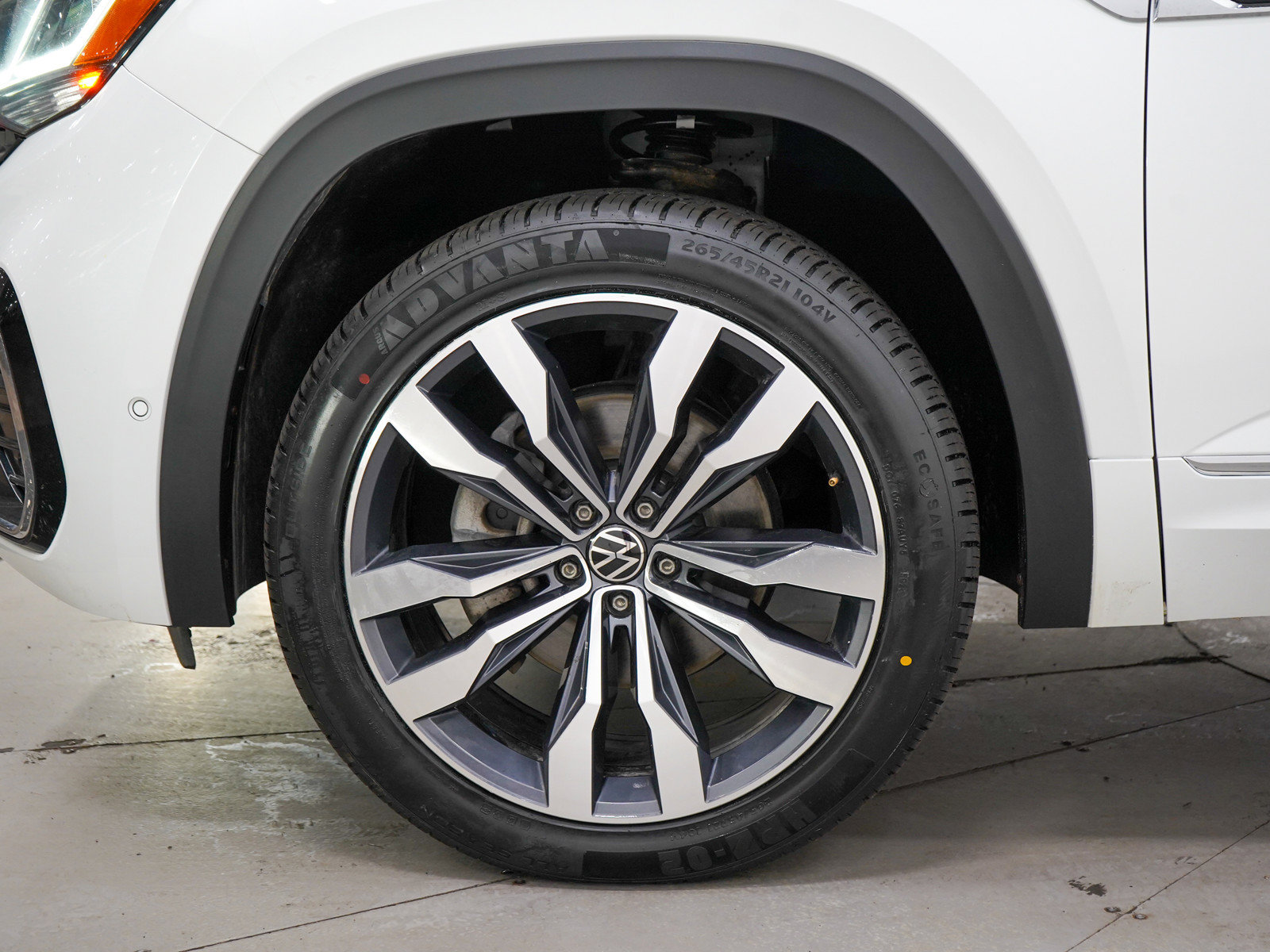 Used 2023 Volkswagen Atlas Cross Sport SEL Premium R-Line AWD/4WD image 31