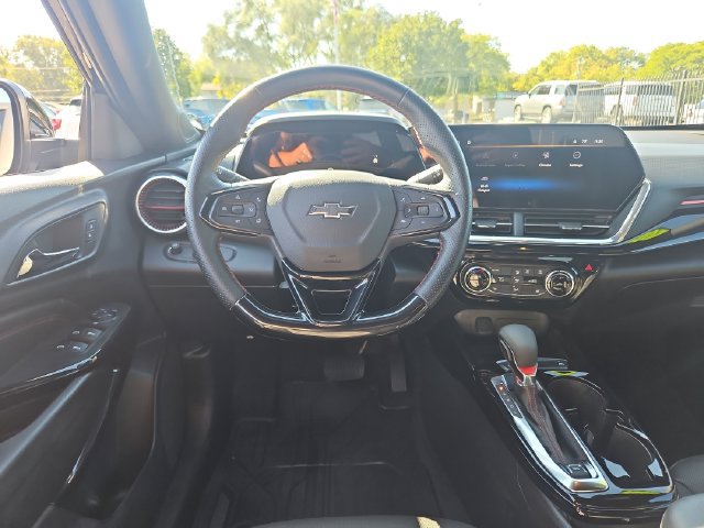 Used 2025 Chevrolet Trax RS w/ Sunroof Package FWD image 14