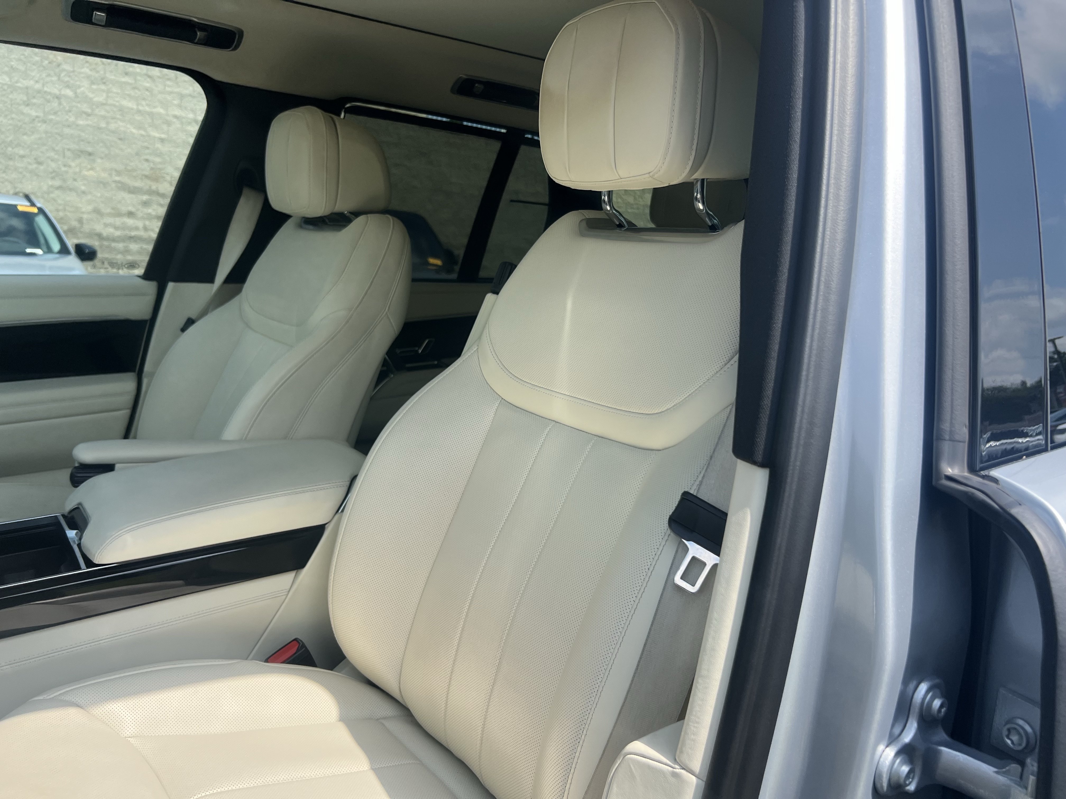 Certified 2025 Land Rover Range Rover SE AWD/4WD image 18
