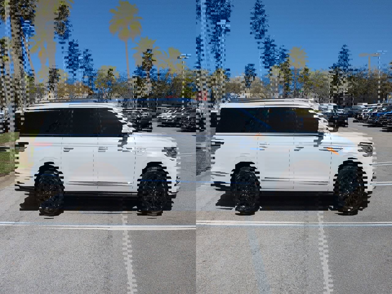 Certified 2023 Lincoln Navigator L Reserve image 3