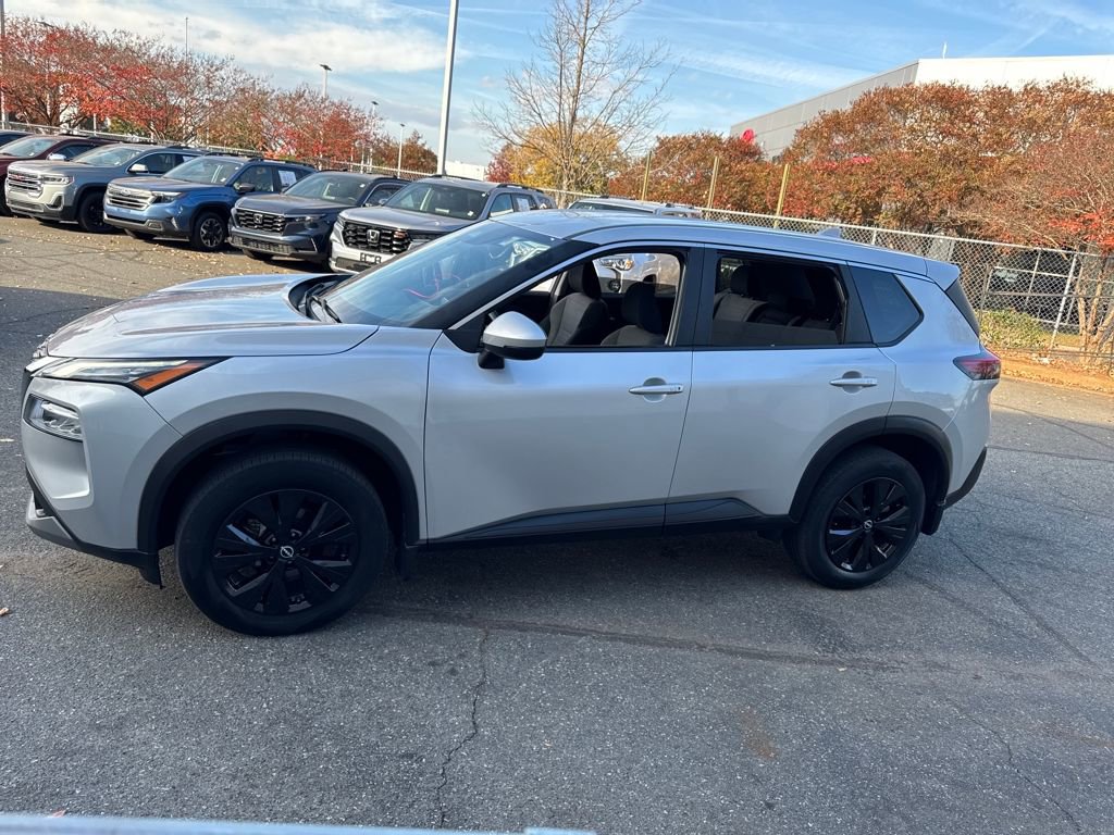 Used 2022 Nissan Rogue SV image 2