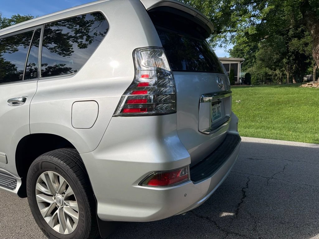 Used 2017 Lexus GX 460 Premium w/ Premium Package AWD/4WD image 9