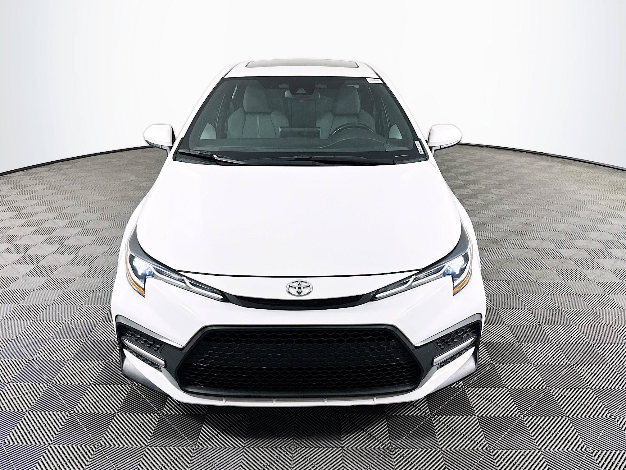 Used 2020 Toyota Corolla SE w/ SE Premium Package FWD image 2