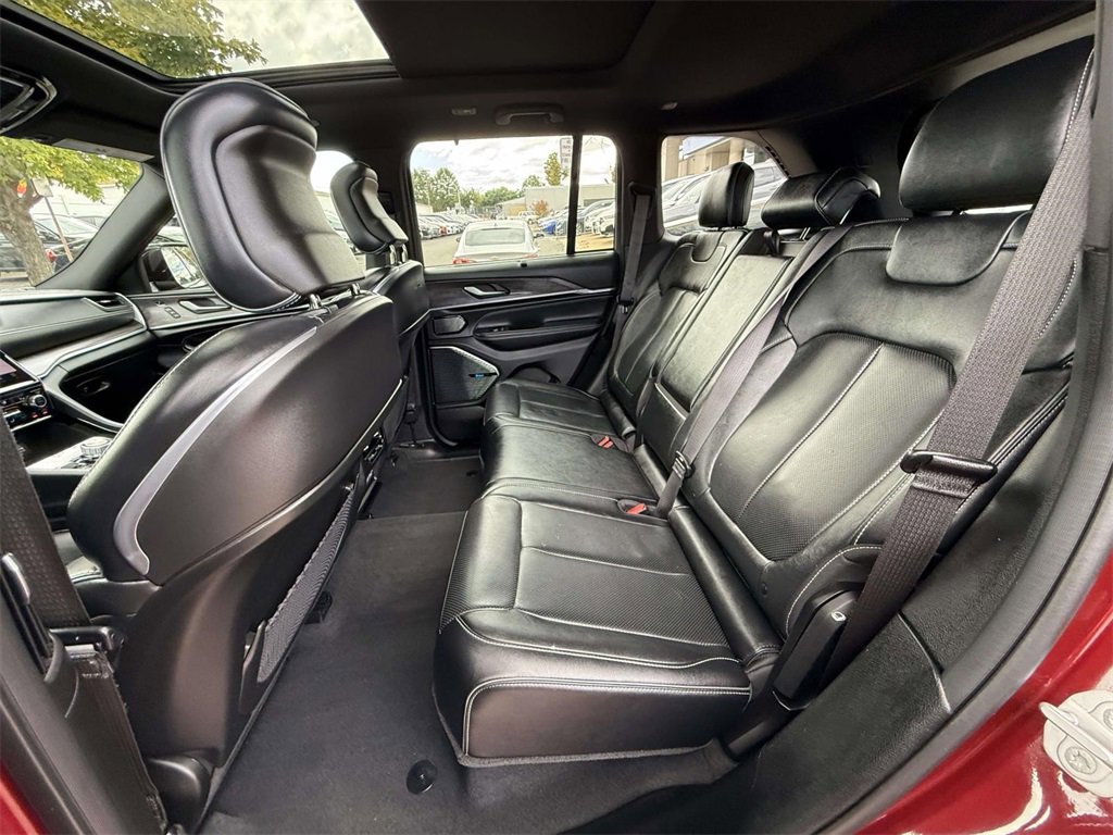 Used 2022 Jeep Grand Cherokee Overland w/ Luxury Tech Group IV image 21