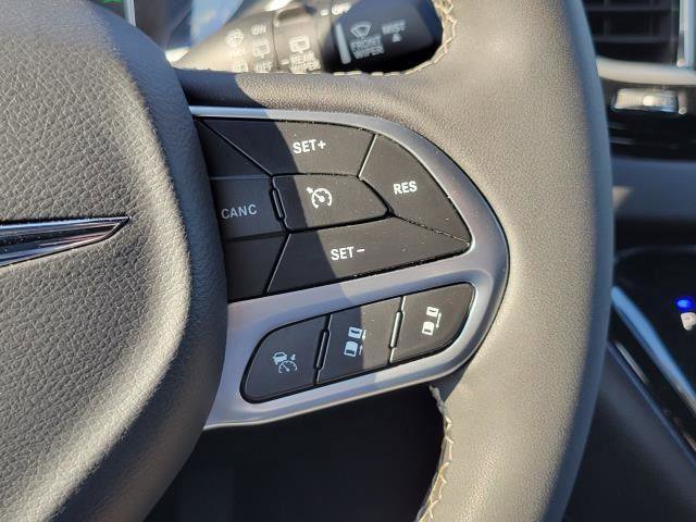 Used 2025 Chrysler Pacifica Select image 15