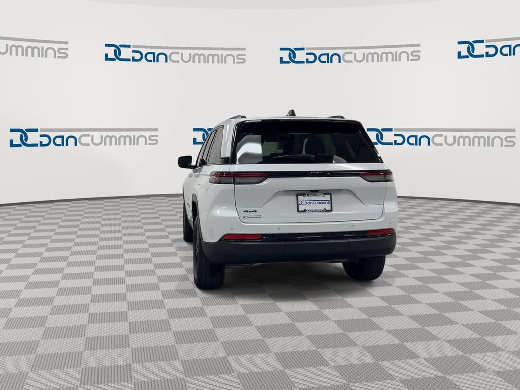 Used 2025 Jeep Grand Cherokee Altitude AWD/4WD image 7