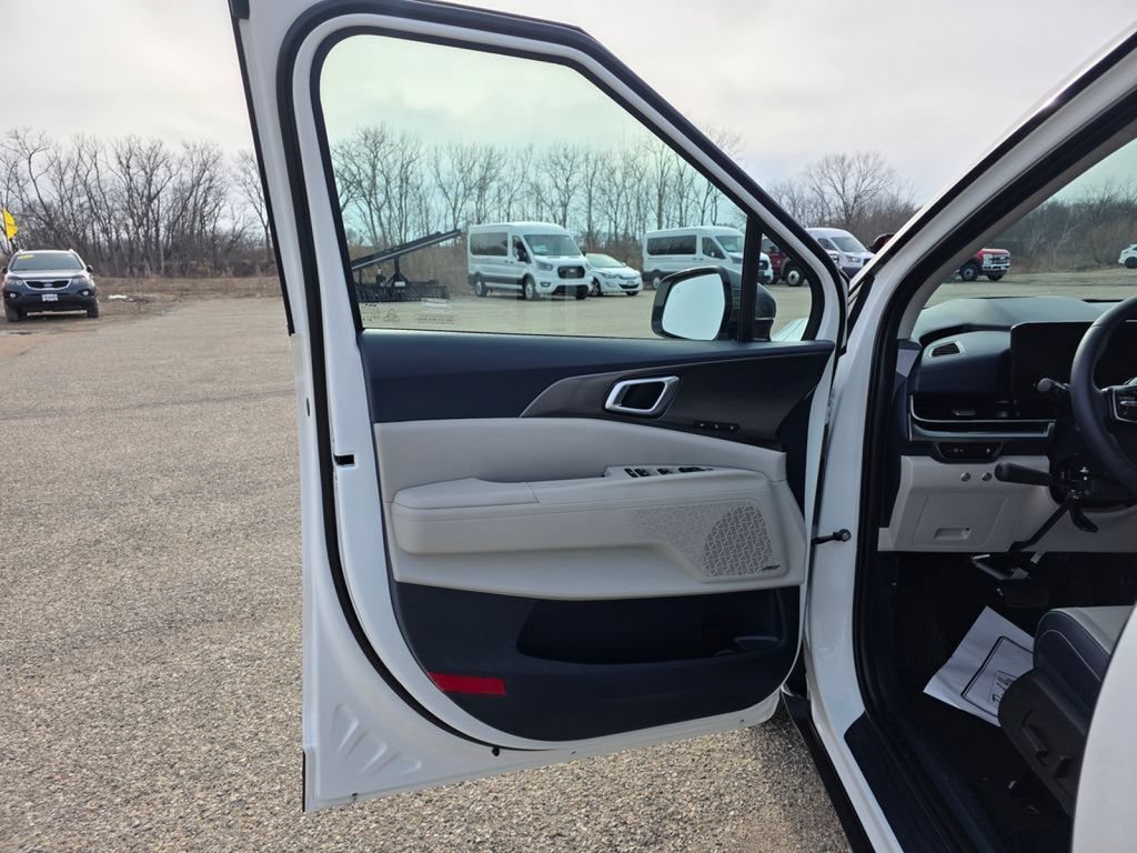 Used 2025 Kia Carnival SX Prestige FWD image 16