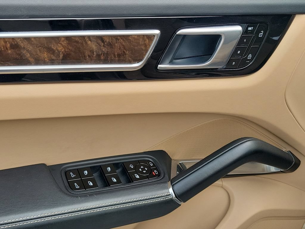 Used 2019 Porsche Cayenne Turbo AWD/4WD image 25