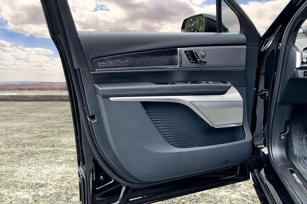 Used 2026 Cadillac Vistiq Platinum w/ LPO, Floor Liner Package AWD/4WD image 20
