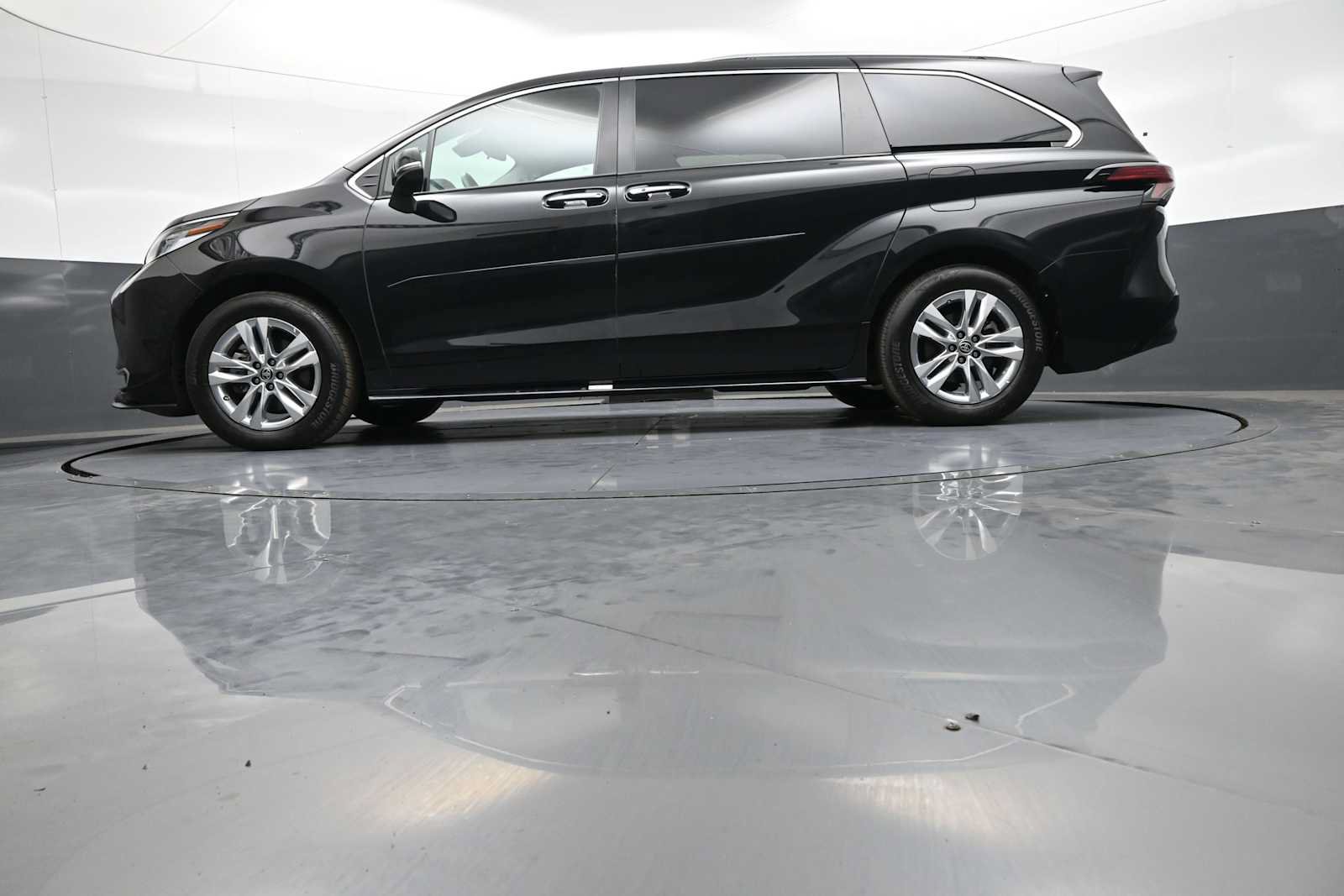 Used 2024 Toyota Sienna Limited AWD/4WD image 35