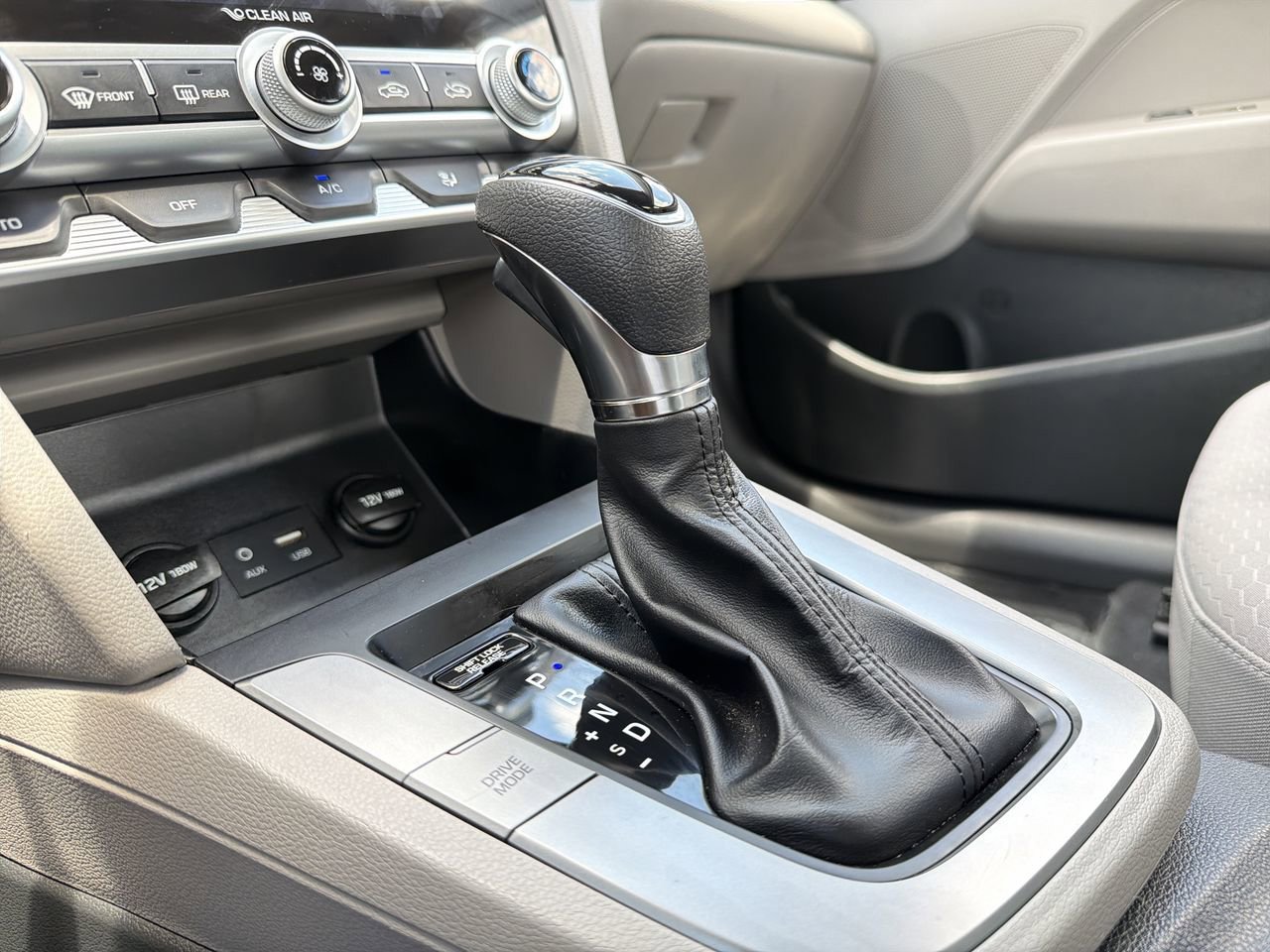 Used 2020 Hyundai Elantra SE FWD image 23