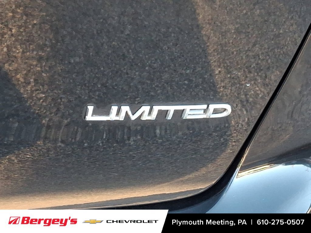 Used 2018 Chrysler Pacifica Limited FWD image 35
