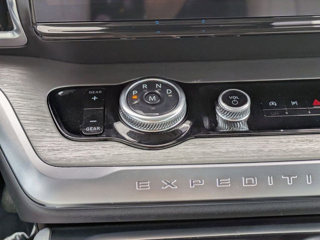 Certified 2025 Ford Expedition Platinum AWD/4WD image 28