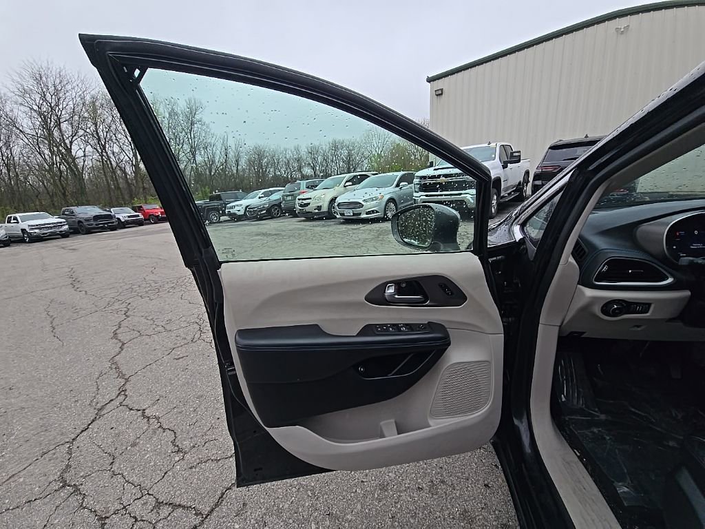 Used 2021 Chrysler Pacifica Touring-L image 21