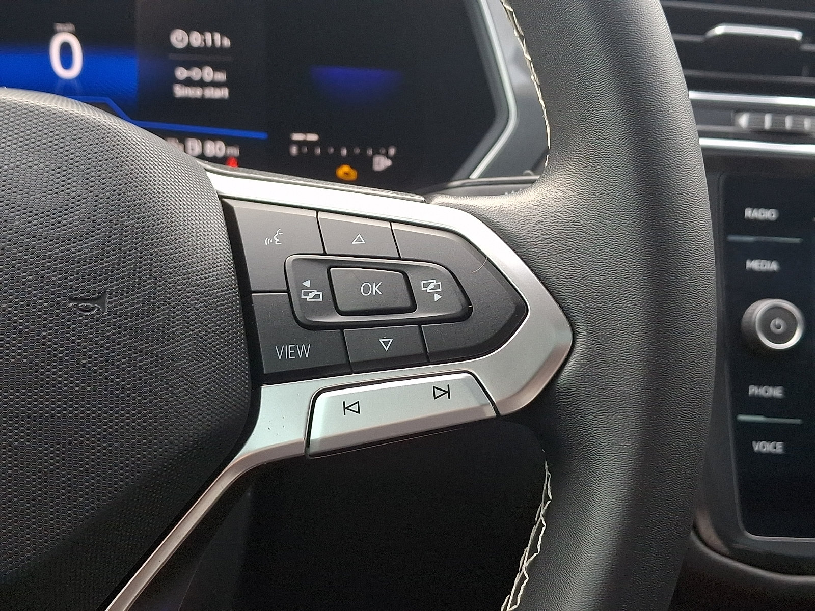 Used 2023 Volkswagen Tiguan SE w/ Panoramic Sunroof Package FWD image 23