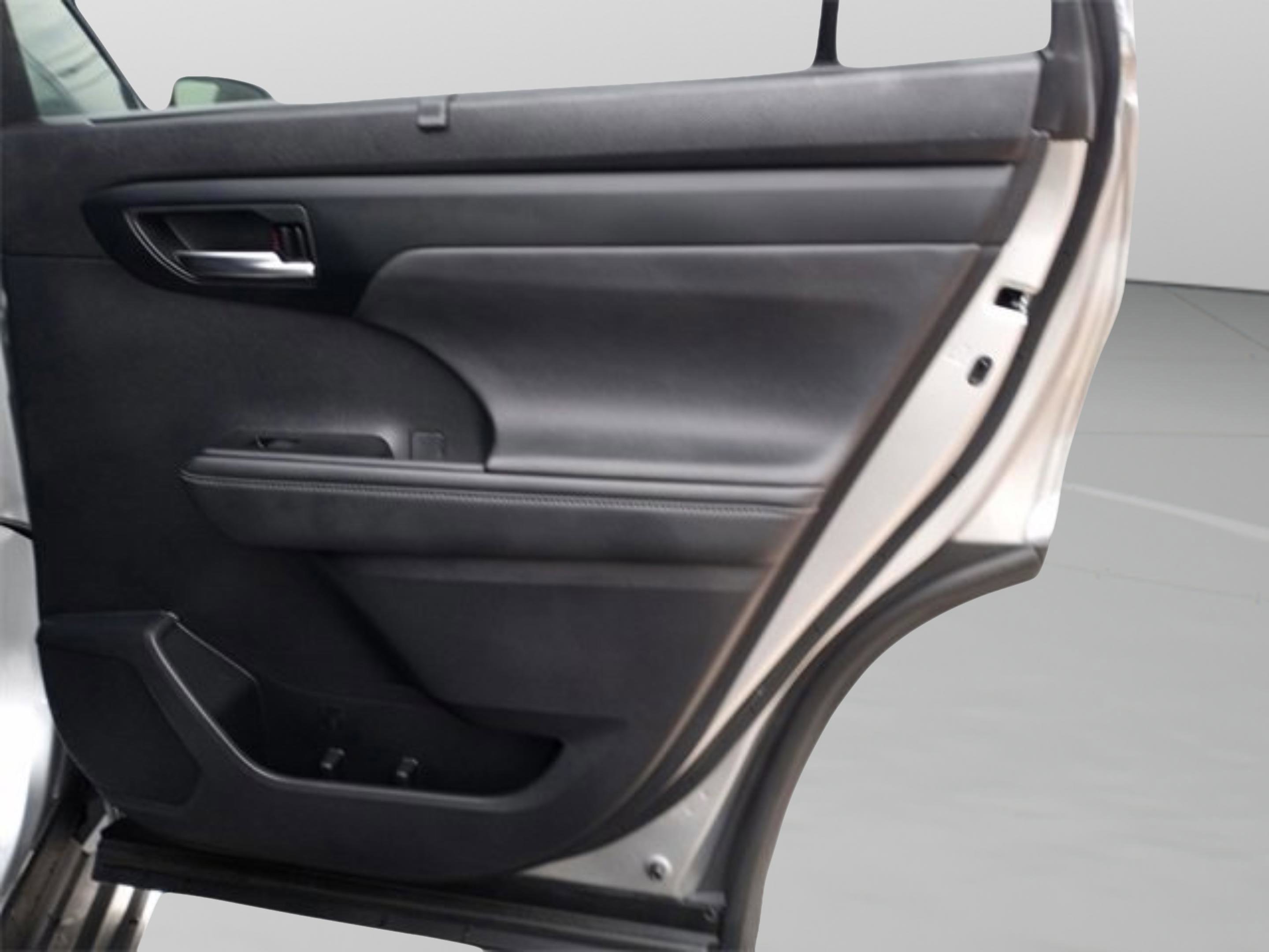 Used 2023 Toyota Highlander XLE AWD/4WD image 36