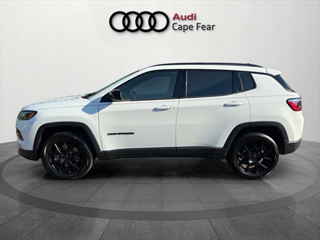 Used 2025 Jeep Compass Latitude w/ Convenience Group AWD/4WD image 2