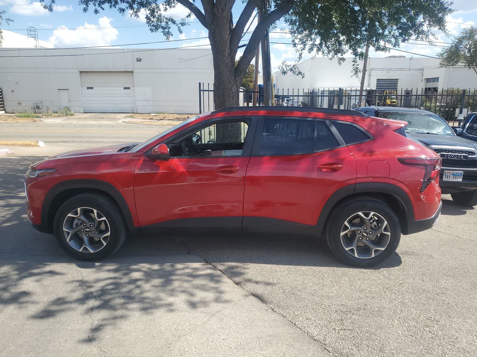Used 2026 Chevrolet Trax LT FWD image 3