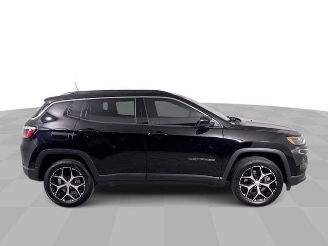 Used 2024 Jeep Compass Limited image 17