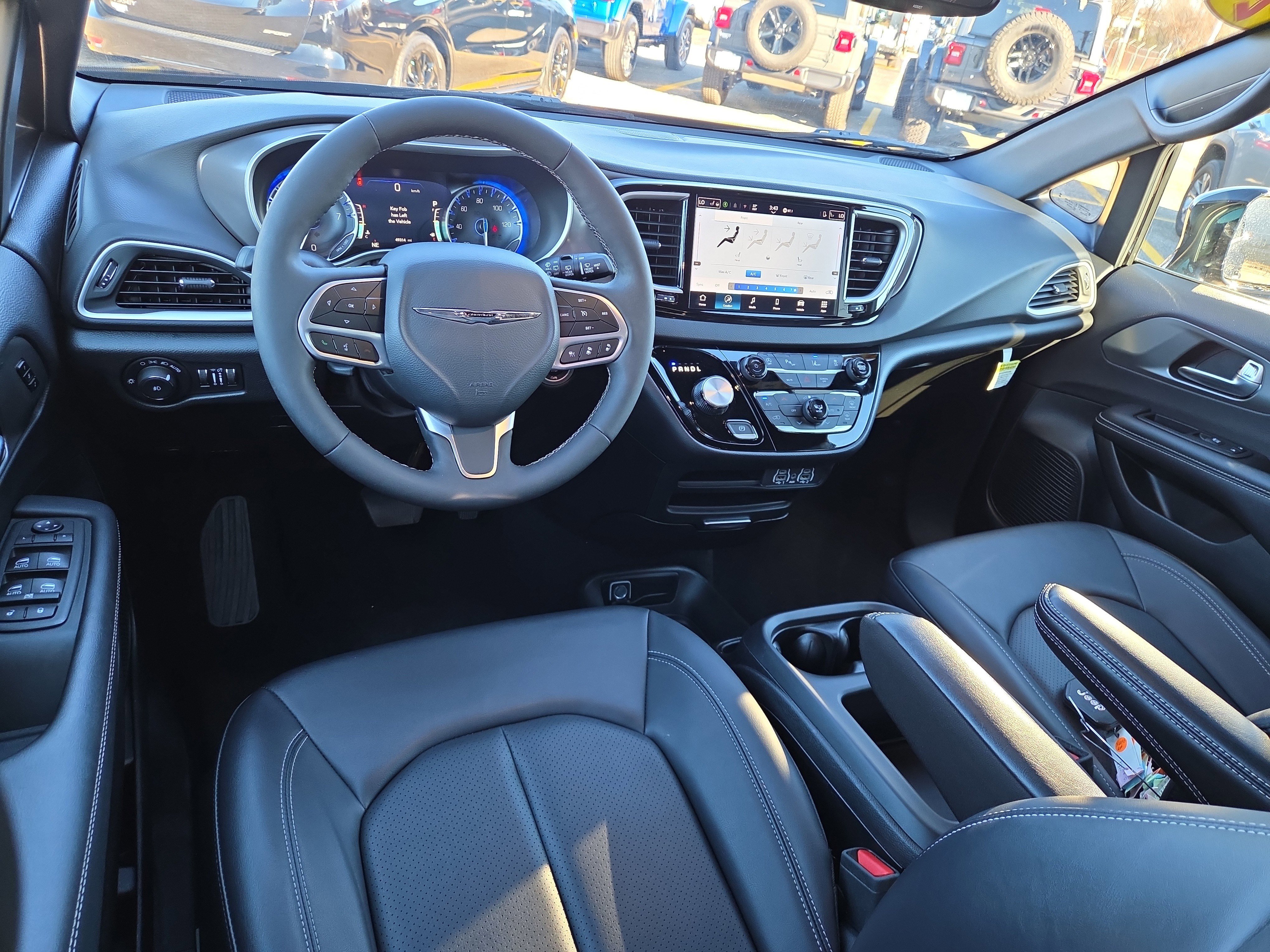 Used 2025 Chrysler Pacifica Select image 8