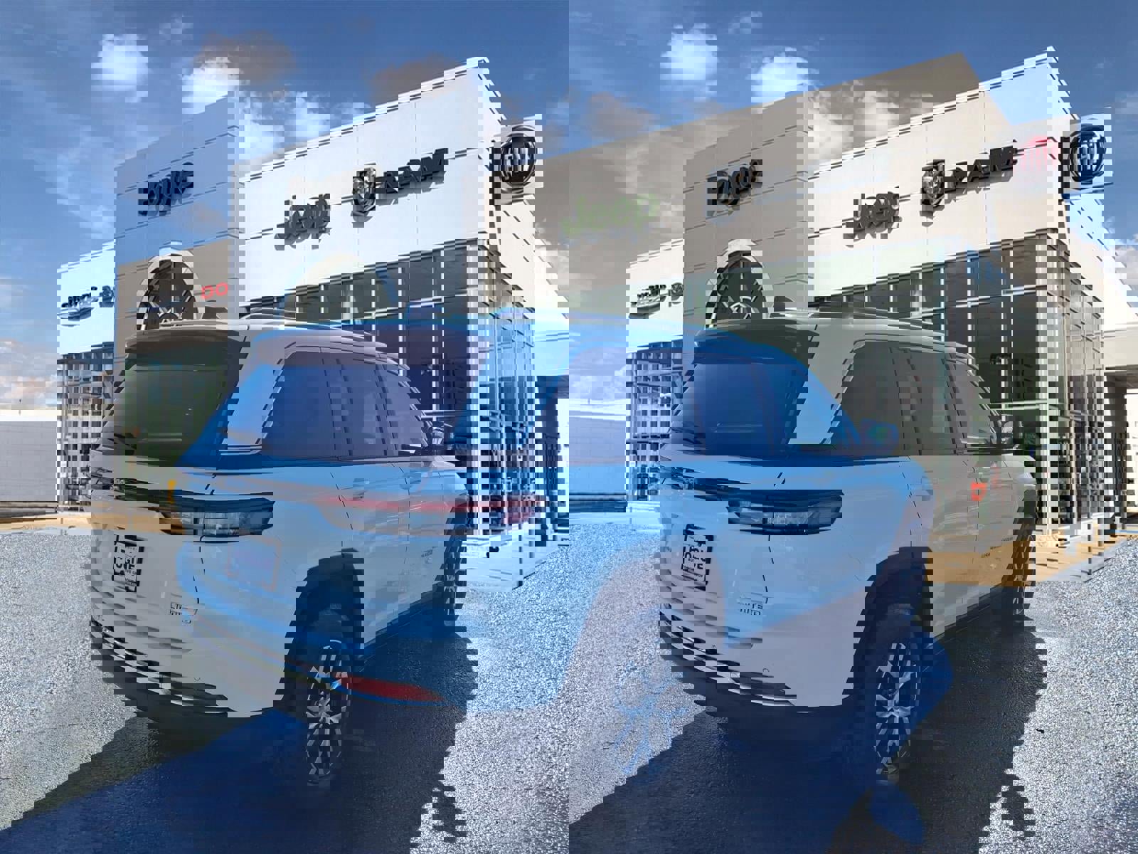 Used 2024 Jeep Grand Cherokee Limited image 2