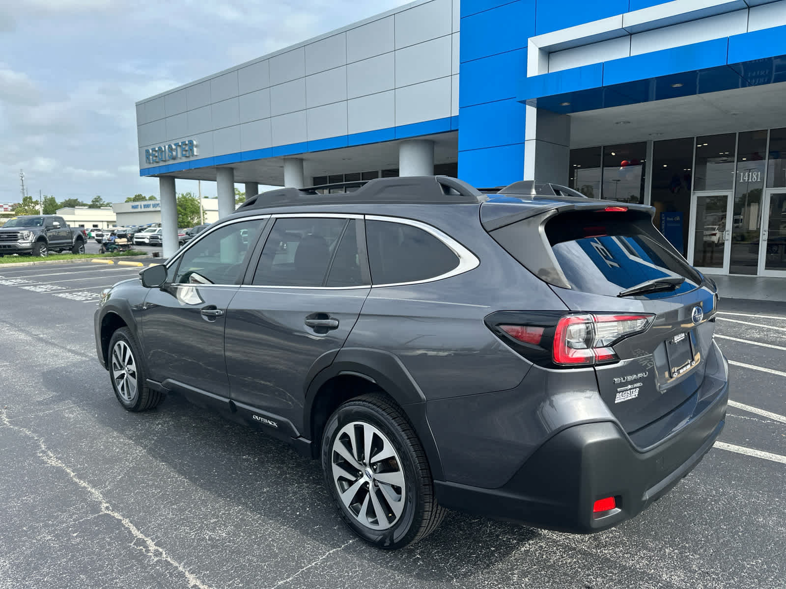 Used 2023 Subaru Outback Premium AWD/4WD image 3