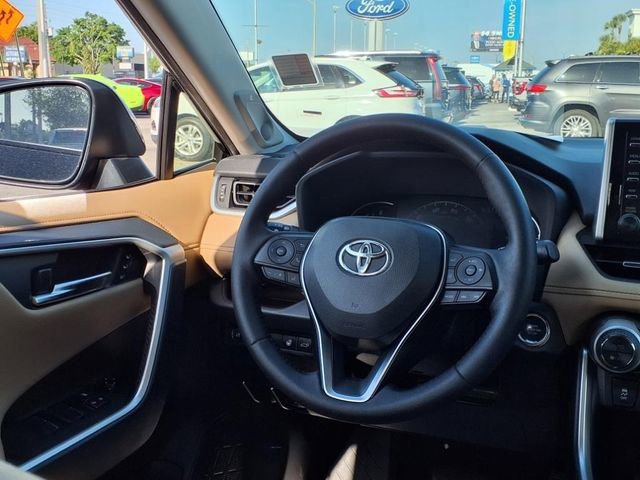 Used 2020 Toyota RAV4 Limited image 16