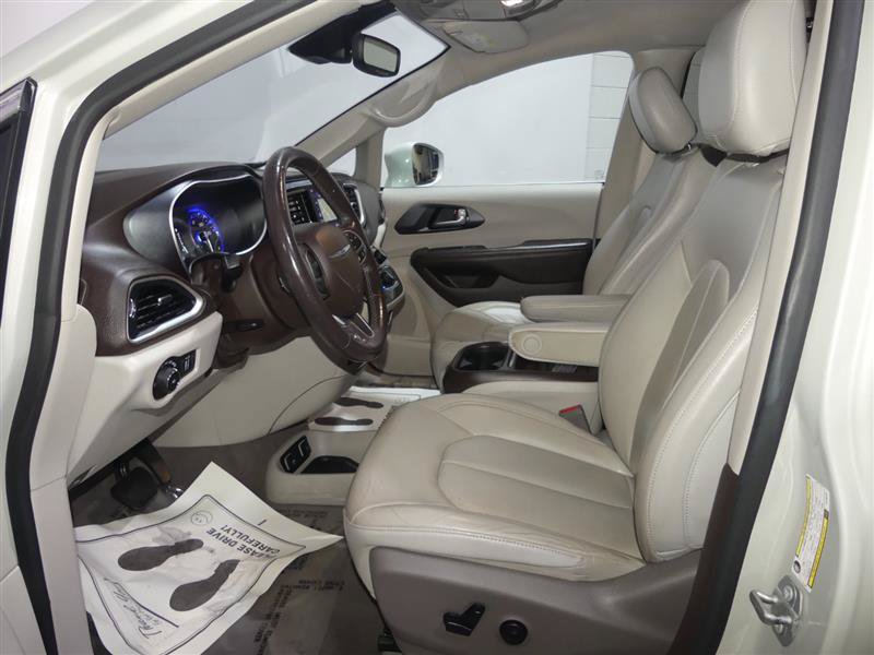 Used 2020 Chrysler Pacifica Touring-L w/ Tire & Wheel Group FWD image 22