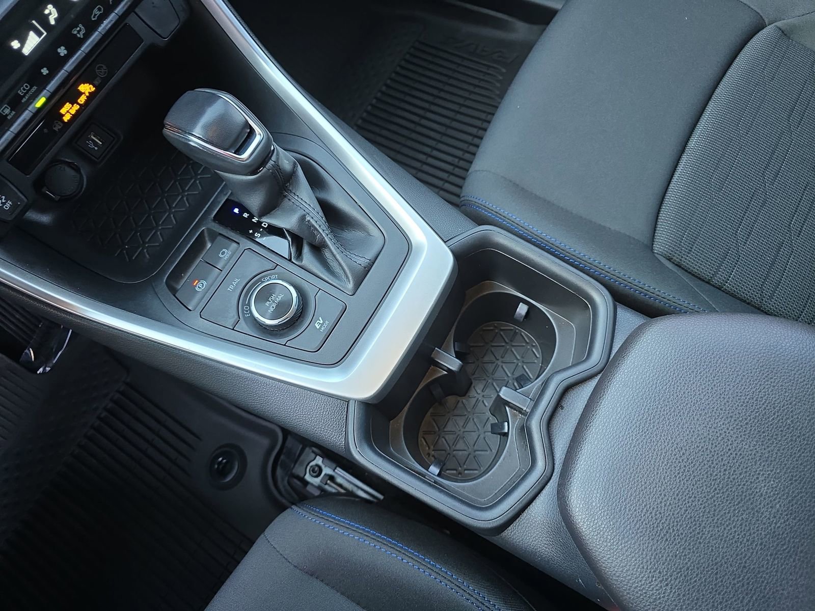 Used 2023 Toyota RAV4 SE image 32