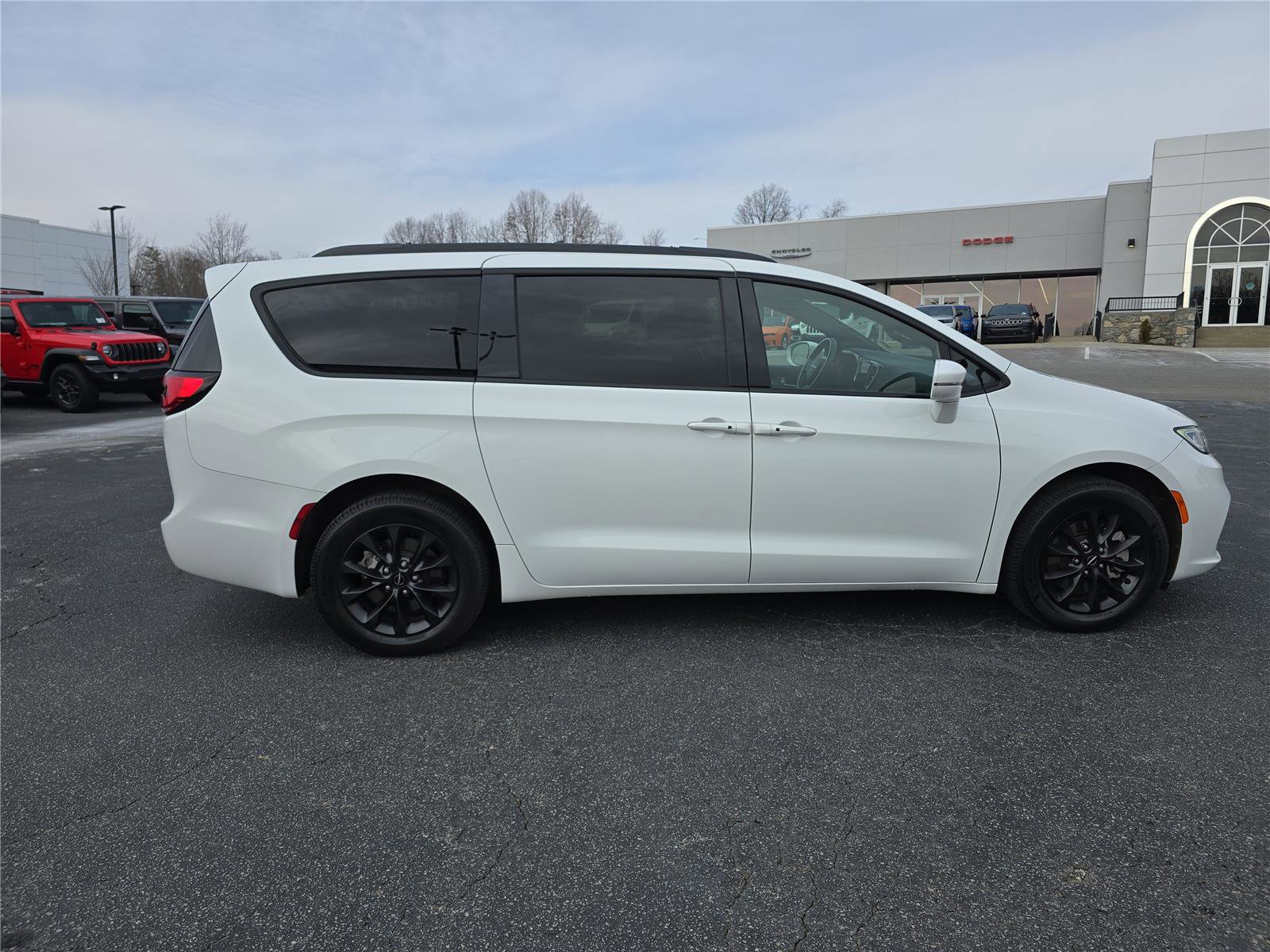 Used 2021 Chrysler Pacifica Limited w/ S Appearance Package image 2