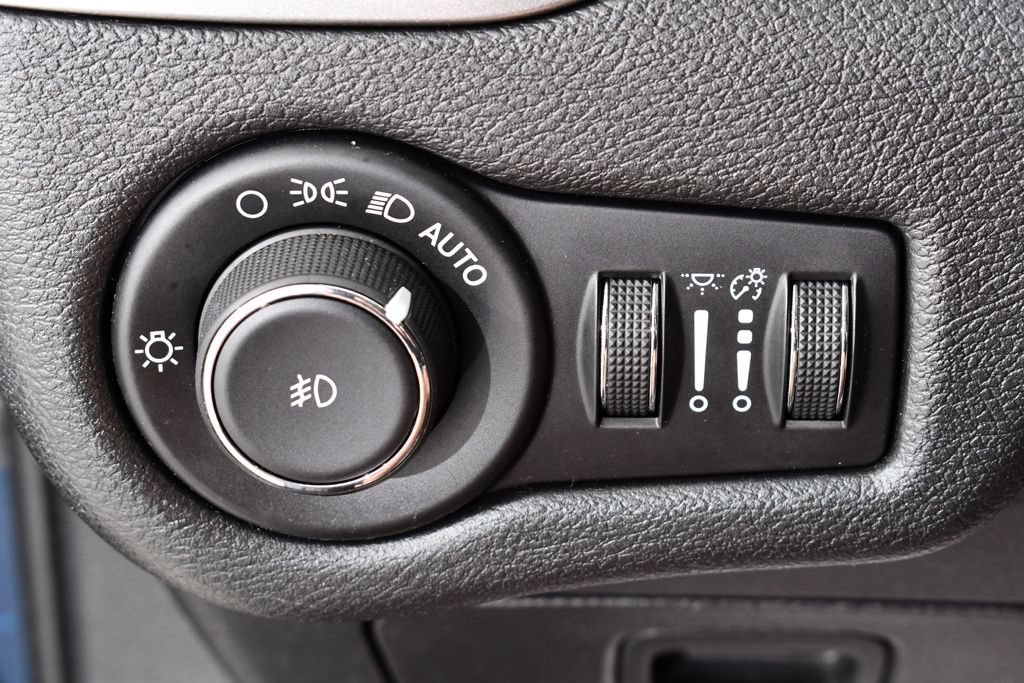Used 2020 Jeep Cherokee Latitude Plus AWD/4WD image 32