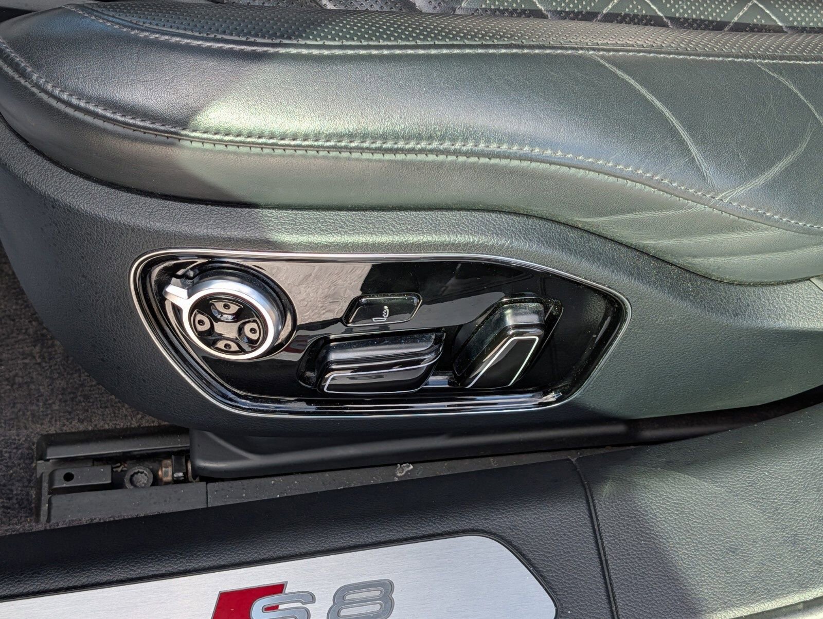 Used 2015 Audi S8 w/ S8 Cold Weather Package image 20