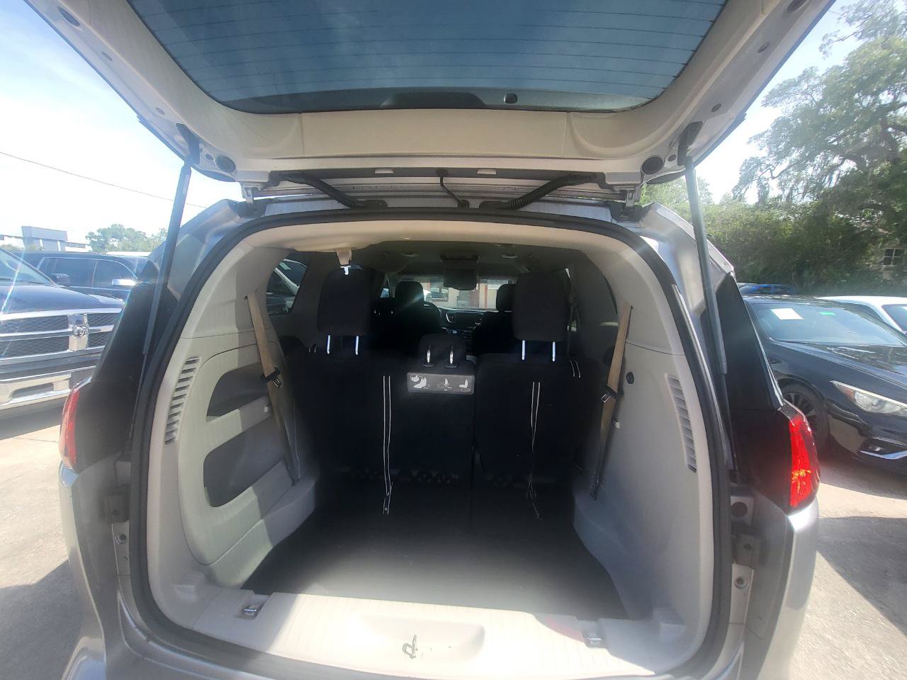 Used 2017 Chrysler Pacifica Touring w/ Tire & Wheel Group FWD image 33