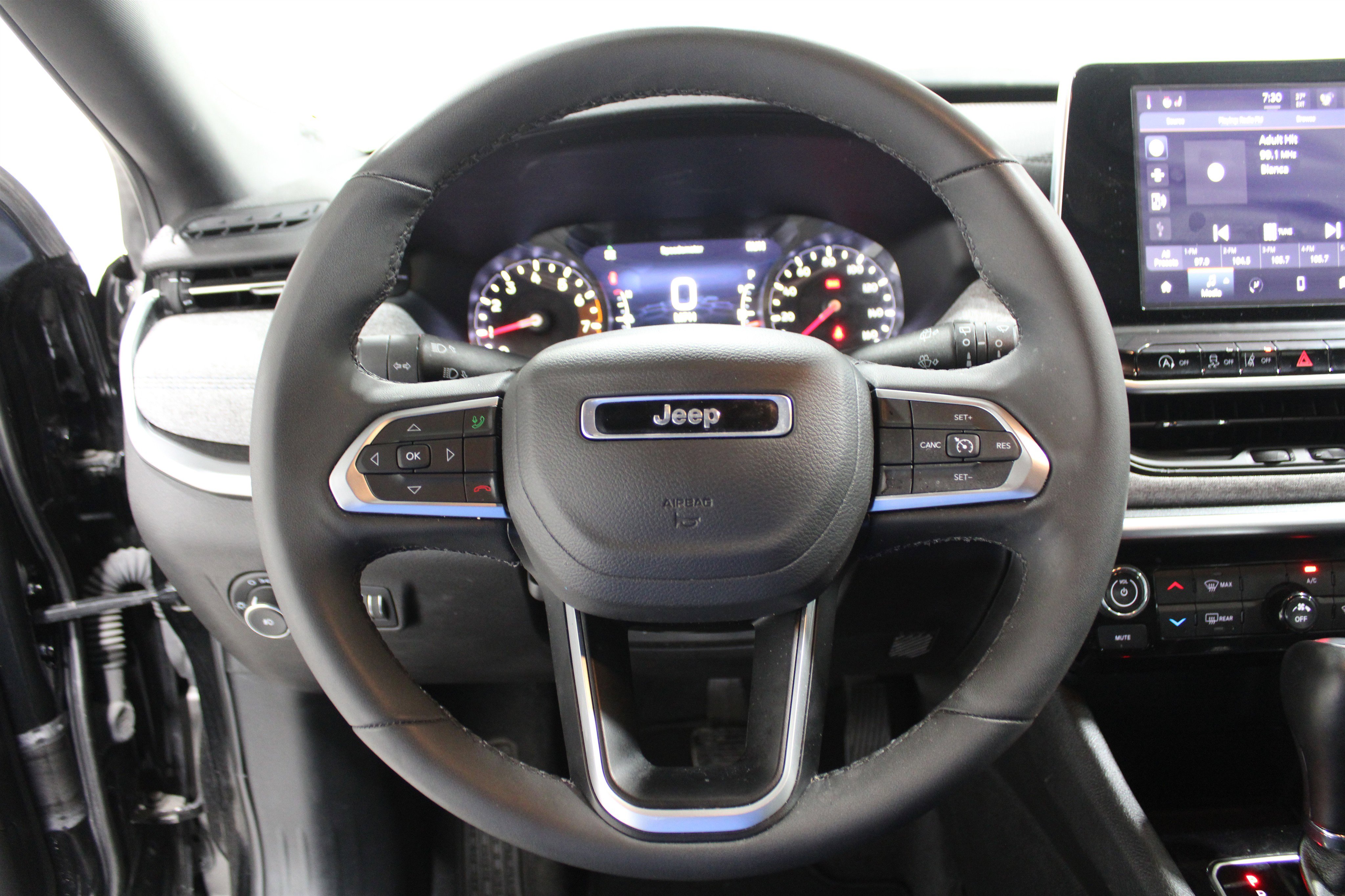 Used 2025 Jeep Compass Latitude AWD/4WD image 9