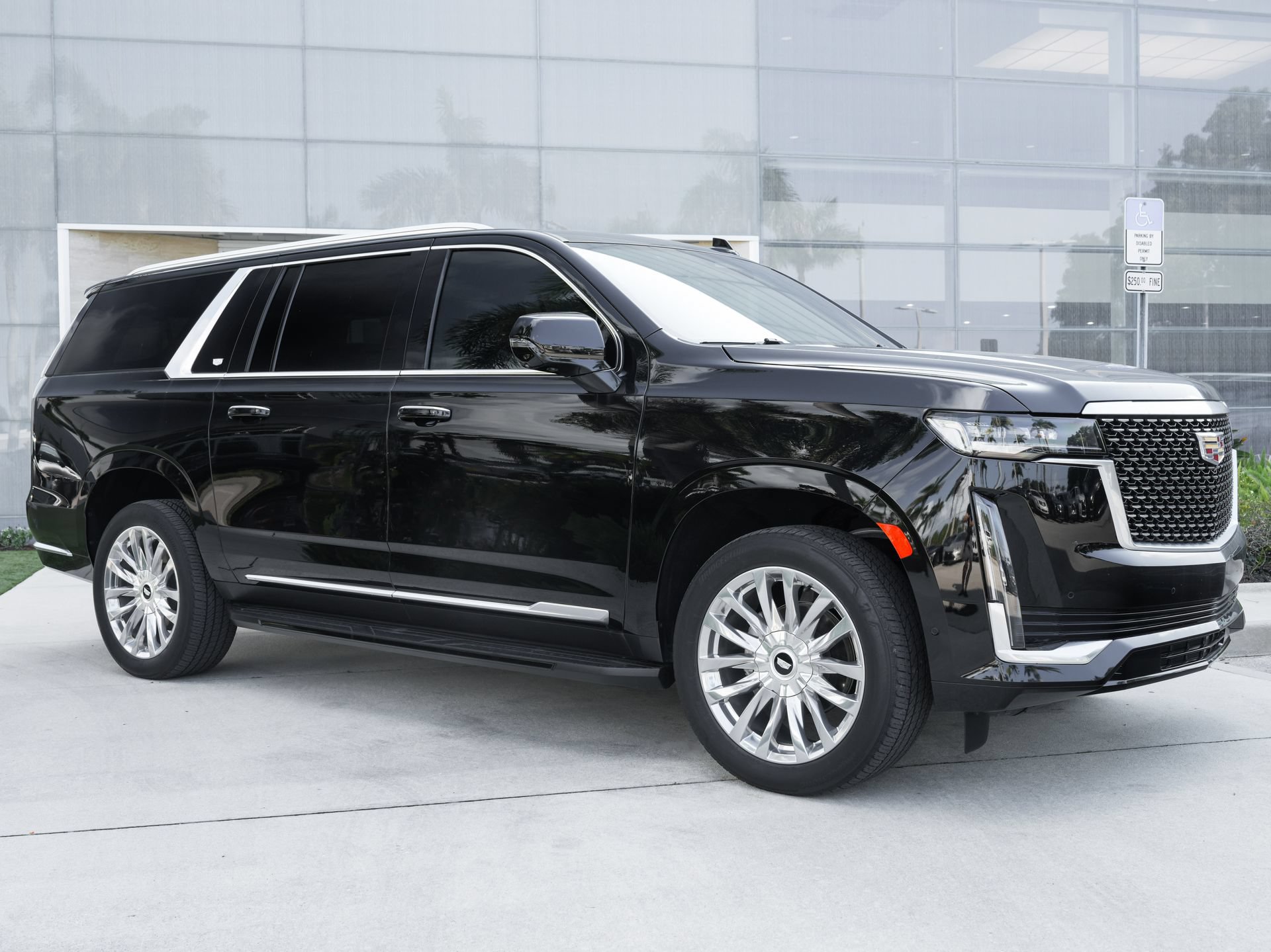 Used 2023 Cadillac Escalade ESV Premium Luxury RWD image 4