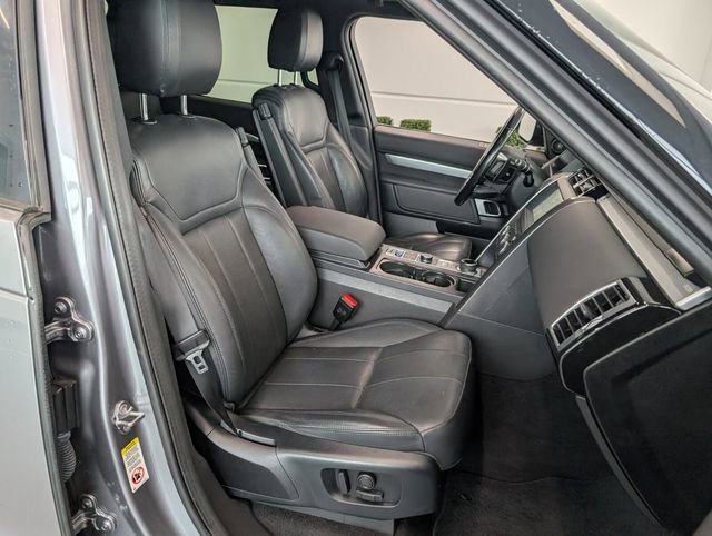 Used 2020 Land Rover Discovery Landmark image 15