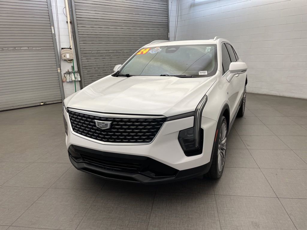 Used 2024 Cadillac XT4 Premium Luxury image 3