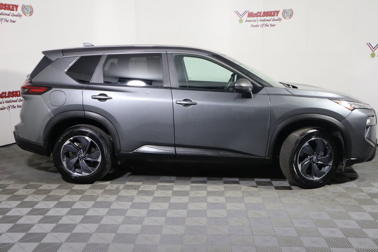 Used 2025 Nissan Rogue SV image 4