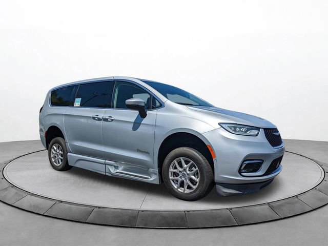 Used 2023 Chrysler Pacifica Touring-L FWD image 1